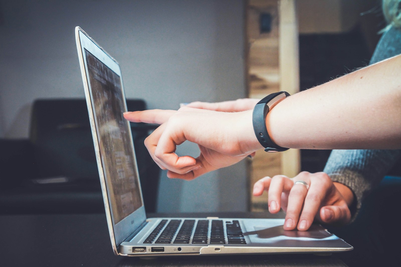 Arbeitsplatz mit Laptop als Symbol für IT-Service und Fernsupport